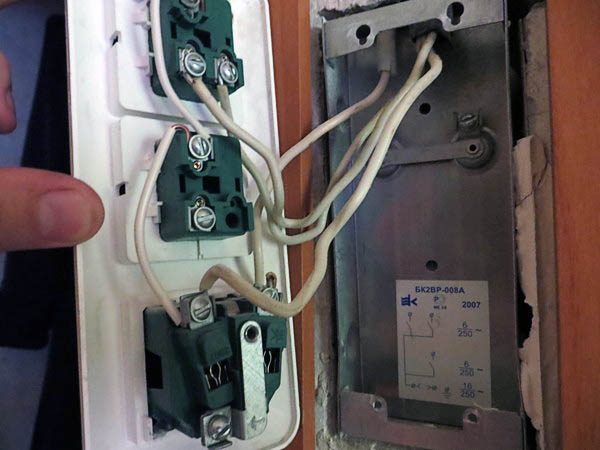 Разобрать трехконтактный выключатель, чтобы добраться до его клемм