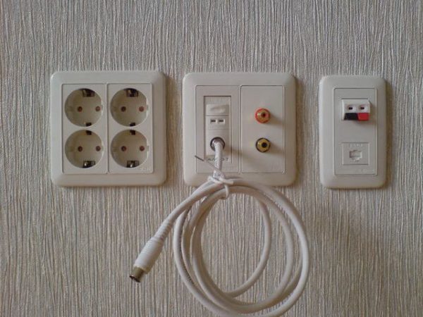 Монтаж розеток и выключателей