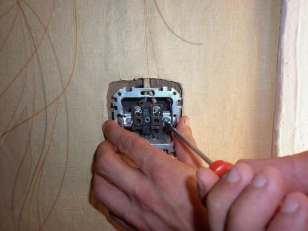 Самостоятельное выполнение мелкого ремонта розетки