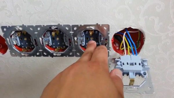 Подсоединение проводов к розеткам