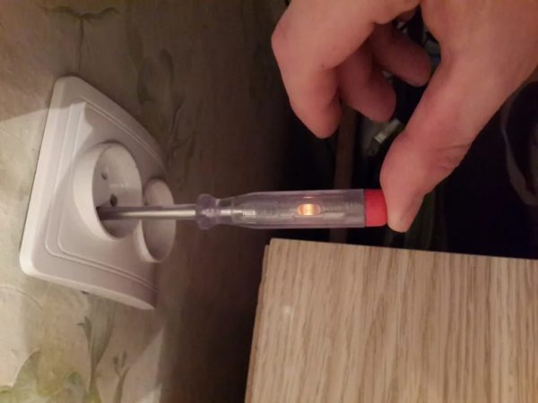 Проверка розетки индикатороной отверткой