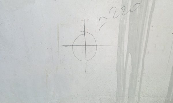 Нанесение разметки для установки розетки