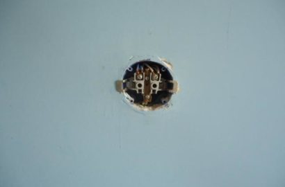 Установка розеток в бетон