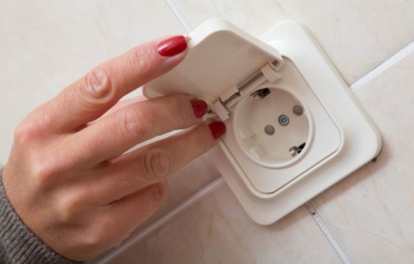 Влагозащищенные розетки устанавливаются при возможном попадании воды