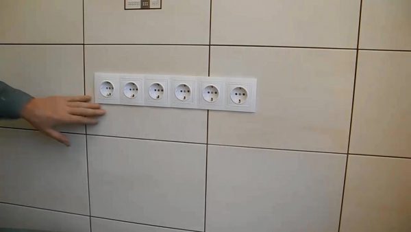 Встроенные в стену розетки