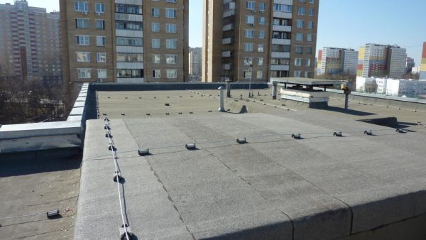 Молниеприемная сетка на плоской кровле