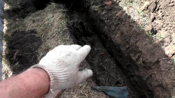 Подготовка траншеи для контура заземления