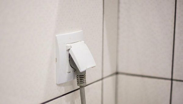В ванной комнате необходимо устанавливать влагозащищенные розетки