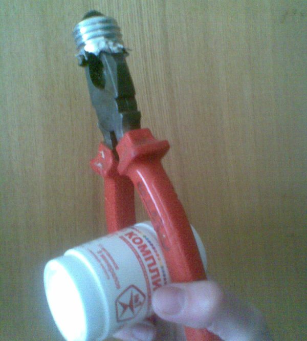 Использование плоскогубцев для извлечения цоколя лампочки