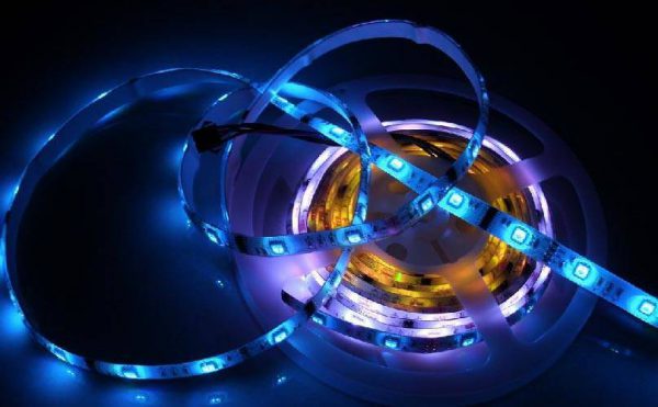 На работоспособность LED-ленты оказывают влияние перепады напряжения в сети