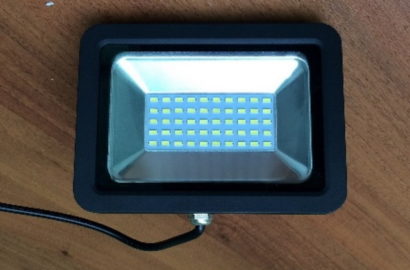 LED-прожектор моргает