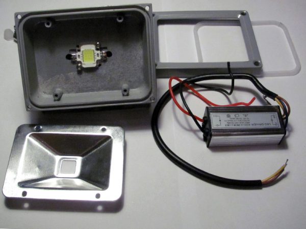 Устройство LED-прожектора