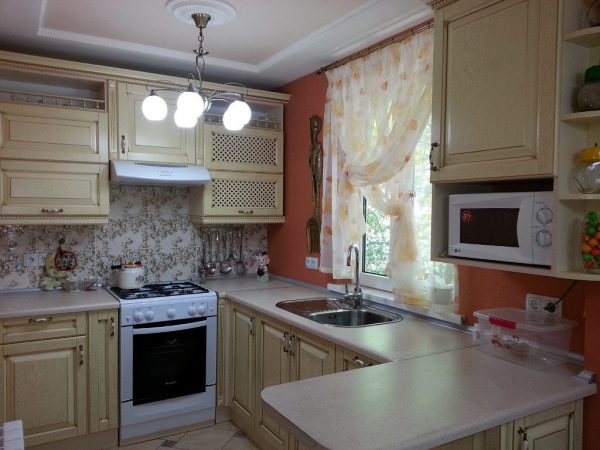 Подвесная люстра на кухне