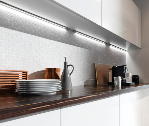 Линейные LED-светильники под шкафы на кухне