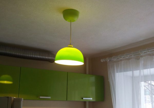Люстра на кухню с плафоном из пластика