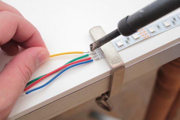 Подсоединение проводов к LED-ленте с помощью пайки