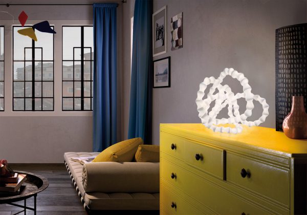 Оригинальная настольная лампа с каркасом из поликарбоната