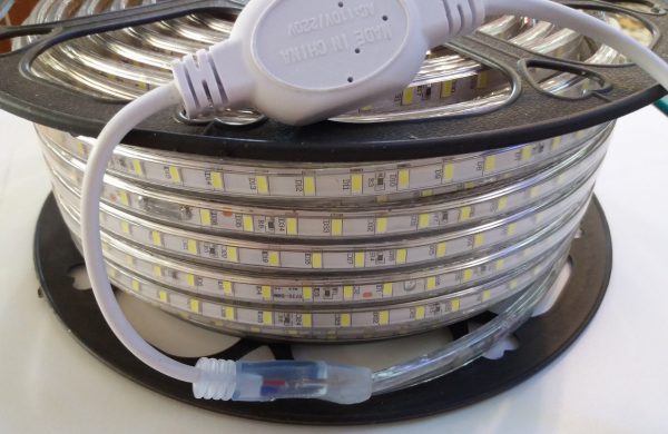 Герметичная LED-лента со степенью защиты IP68 применяется для подсветки бассейнов 