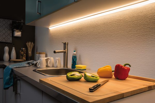 Для зоны готовки на кухне требуется дополнительное освещение