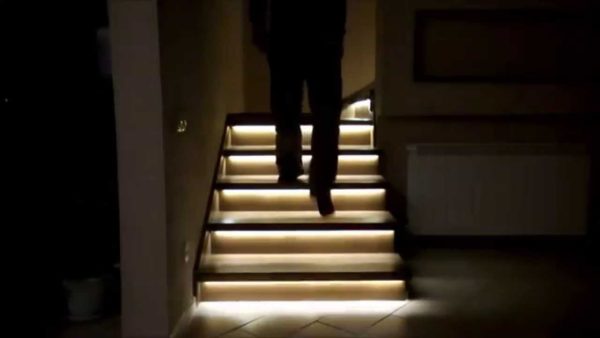 Светодиодная подсветка лестничных ступеней