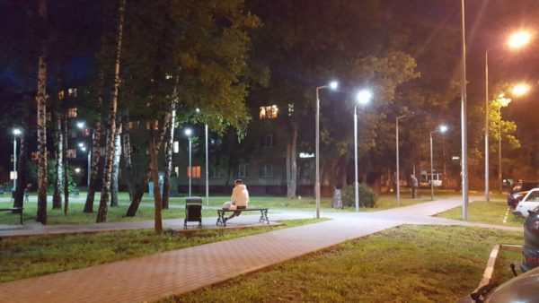 Для организации уличного освещения обычно используют металлические опоры