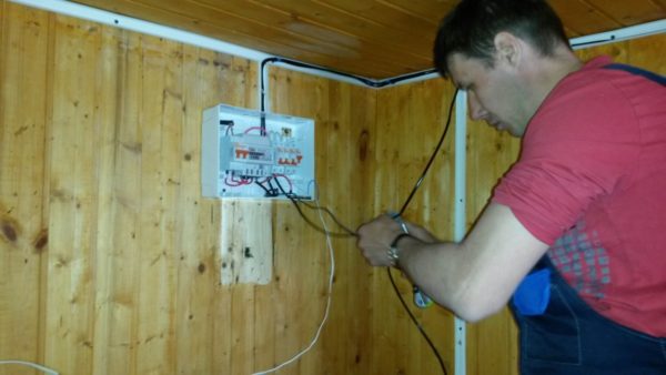 Визуальный осмотр электропроводки в частном доме